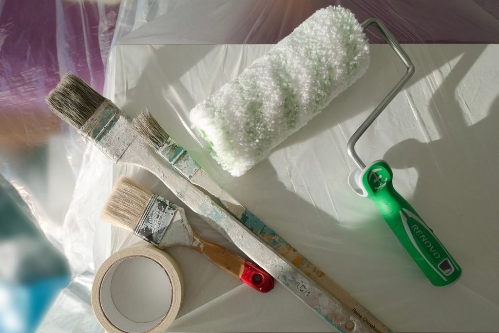 Paint rollers, brushes and finishing supplies
